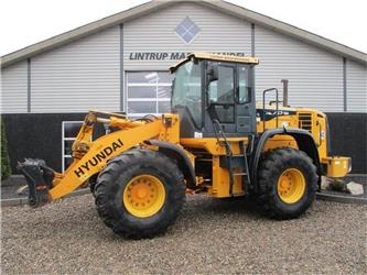 Hyundai 757-9A med 620/75R26 traktor hjul montering på - Gumikerekes homlokrakodó: 1 kép. Hyundai 757-9A med 620/75R26 traktor hjul montering på - Gumikerekes homlokrakodó: 1 kép.