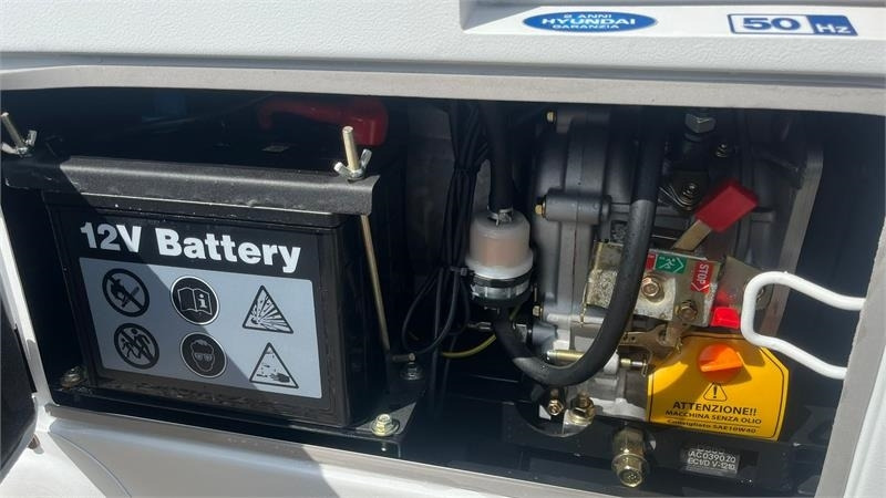 Hyundai DHY8500SE-T 7,0kW diesel - Áramfejlesztő: 5 kép. Hyundai DHY8500SE-T 7,0kW diesel - Áramfejlesztő: 5 kép.