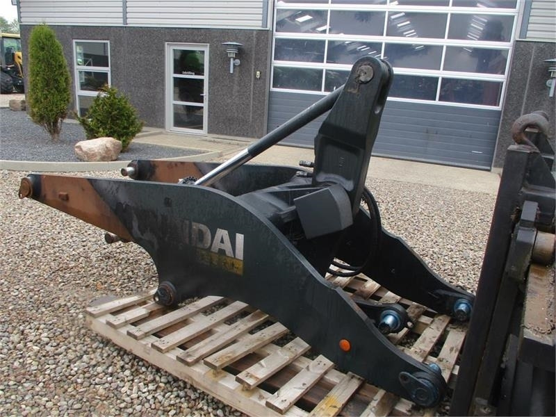 Hyundai HL955 A XT lang arm - Darugém - Gumikerekes homlokrakodó: 5 kép. Hyundai HL955 A XT lang arm - Darugém - Gumikerekes homlokrakodó: 5 kép.