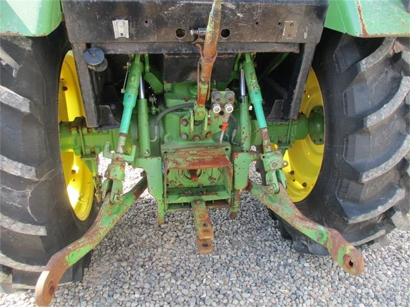 John Deere 2850 TURBO Med nye bagdæk - Traktor: 4 kép. John Deere 2850 TURBO Med nye bagdæk - Traktor: 4 kép.