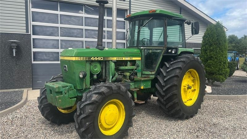 John Deere 4430 Med Powershift - Traktor: 2 kép. John Deere 4430 Med Powershift - Traktor: 2 kép.