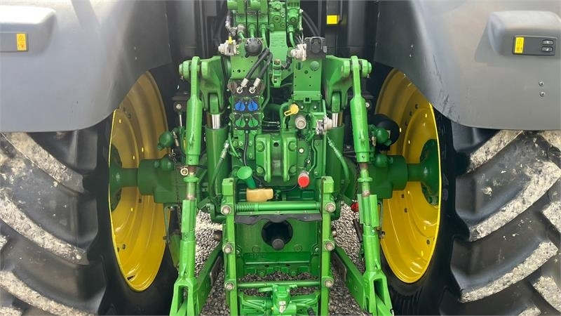 John Deere 6175R Med frontlift og frontPTO samt luft anlæg - Traktor: 5 kép. John Deere 6175R Med frontlift og frontPTO samt luft anlæg - Traktor: 5 kép.