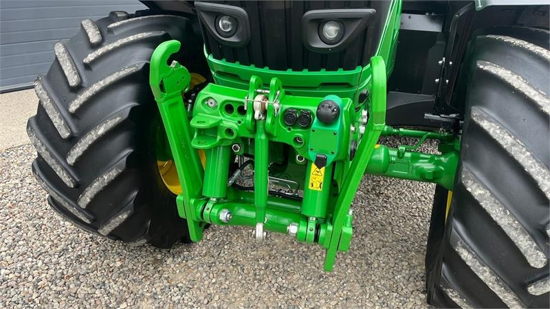 John Deere 6195R Premium Edition med frontlift - Traktor: 4 kép. John Deere 6195R Premium Edition med frontlift - Traktor: 4 kép.