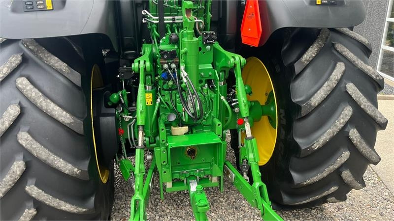 John Deere 6195R Premium Edition med frontlift - Traktor: 5 kép. John Deere 6195R Premium Edition med frontlift - Traktor: 5 kép.