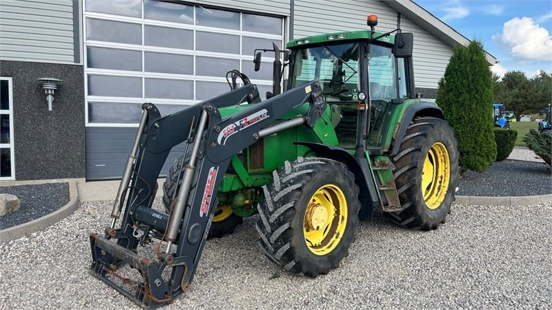 John Deere 6910 Auto Quad II-TLS Med frontlæsser - Traktor: 2 kép. John Deere 6910 Auto Quad II-TLS Med frontlæsser - Traktor: 2 kép.
