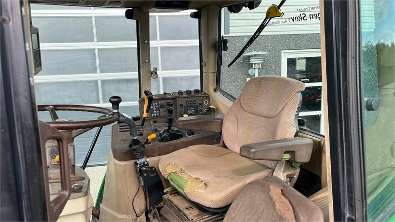 John Deere 6910 Auto Quad II-TLS Med frontlæsser - Traktor: 5 kép. John Deere 6910 Auto Quad II-TLS Med frontlæsser - Traktor: 5 kép.