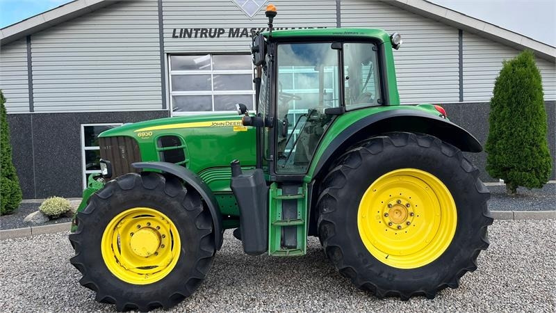 John Deere 6930 AutoPower med frontlift og front PTO - Traktor: 1 kép. John Deere 6930 AutoPower med frontlift og front PTO - Traktor: 1 kép.