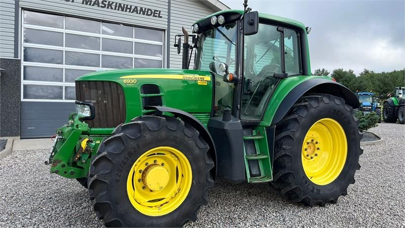 John Deere 6930 AutoPower med frontlift og front PTO - Traktor: 2 kép. John Deere 6930 AutoPower med frontlift og front PTO - Traktor: 2 kép.
