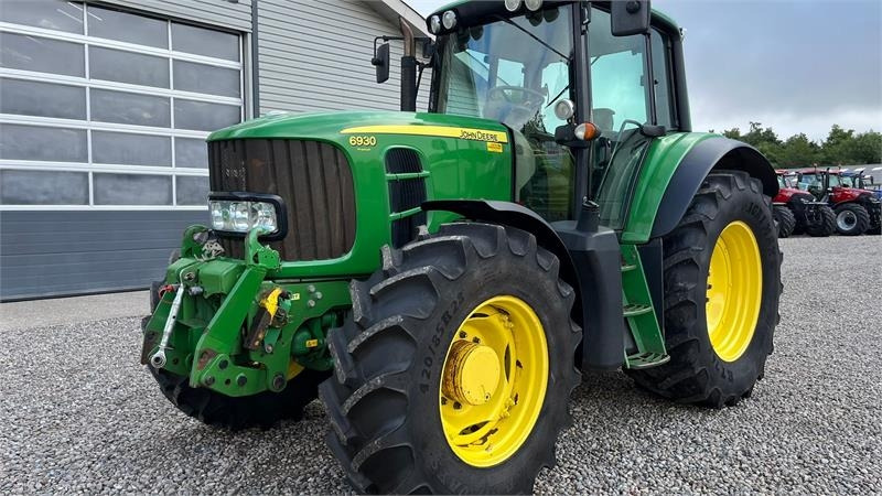 John Deere 6930 AutoPower med frontlift og front PTO - Traktor: 3 kép. John Deere 6930 AutoPower med frontlift og front PTO - Traktor: 3 kép.