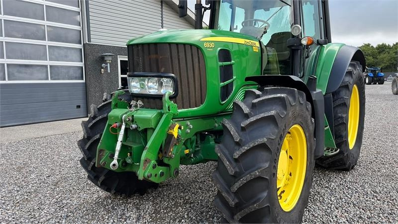 John Deere 6930 AutoPower med frontlift og front PTO - Traktor: 4 kép. John Deere 6930 AutoPower med frontlift og front PTO - Traktor: 4 kép.