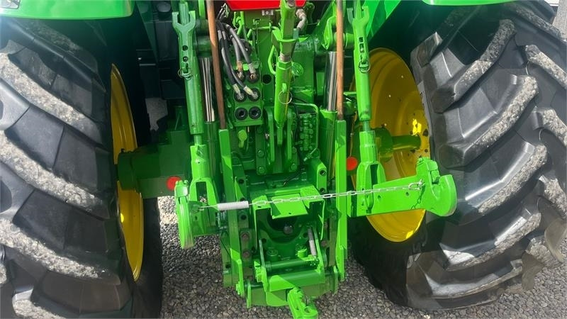 John Deere 7710 8.1L motor, store hjul og frontlift. En ejere - Traktor: 5 kép. John Deere 7710 8.1L motor, store hjul og frontlift. En ejere - Traktor: 5 kép.