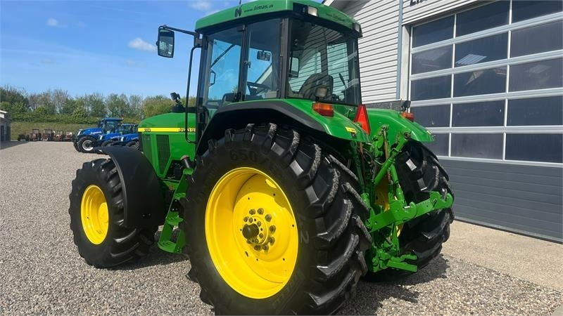 John Deere 7710 8.1L motor, store hjul og frontlift. En ejere - Traktor: 3 kép. John Deere 7710 8.1L motor, store hjul og frontlift. En ejere - Traktor: 3 kép.