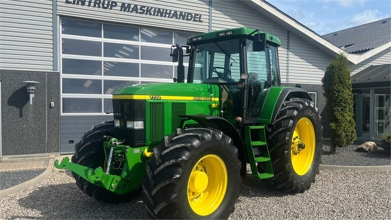 John Deere 7710 8.1L motor, store hjul og frontlift. En ejere - Traktor: 2 kép. John Deere 7710 8.1L motor, store hjul og frontlift. En ejere - Traktor: 2 kép.