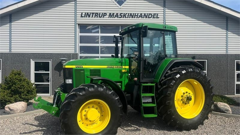 John Deere 7710 8.1L motor, store hjul og frontlift. En ejere - Traktor: 1 kép. John Deere 7710 8.1L motor, store hjul og frontlift. En ejere - Traktor: 1 kép.