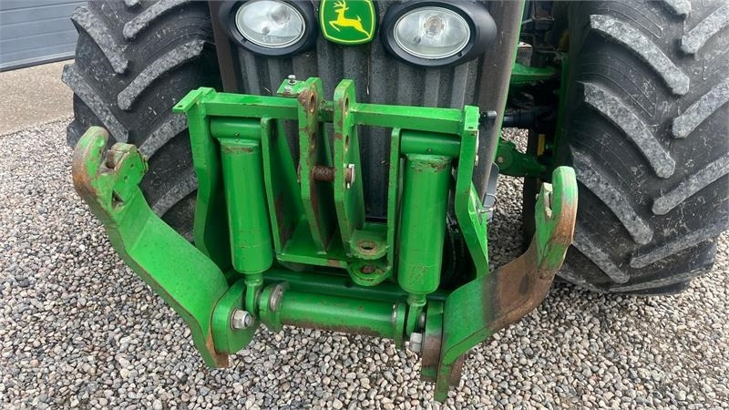 John Deere 8230 Med frontlift - Traktor: 4 kép. John Deere 8230 Med frontlift - Traktor: 4 kép.