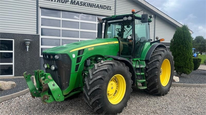 John Deere 8230 Med frontlift - Traktor: 2 kép. John Deere 8230 Med frontlift - Traktor: 2 kép.