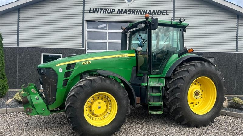 John Deere 8230 Med frontlift - Traktor: 1 kép. John Deere 8230 Med frontlift - Traktor: 1 kép.
