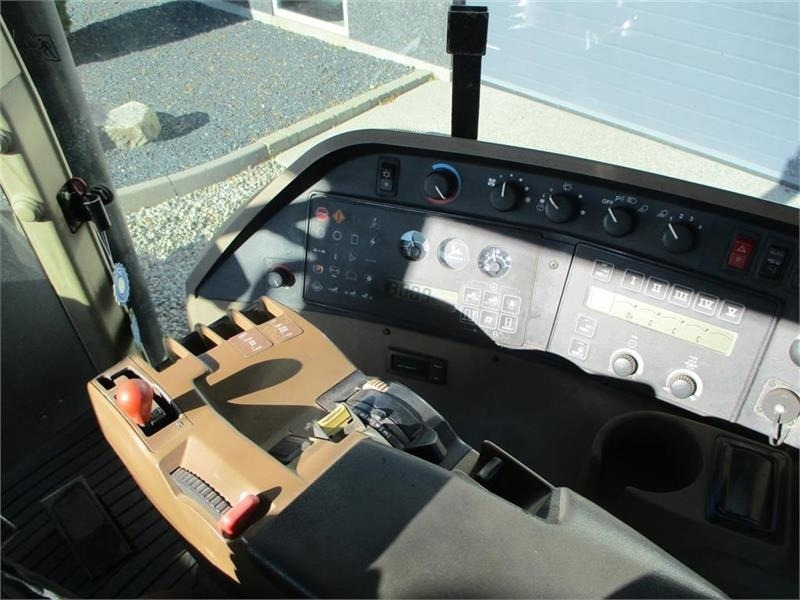 John Deere 8300 Pæn regulær traktor med rigtig gode dæk på. - Traktor: 5 kép. John Deere 8300 Pæn regulær traktor med rigtig gode dæk på. - Traktor: 5 kép.
