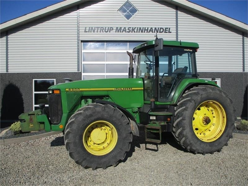 John Deere 8300 Pæn regulær traktor med rigtig gode dæk på. - Traktor: 1 kép. John Deere 8300 Pæn regulær traktor med rigtig gode dæk på. - Traktor: 1 kép.