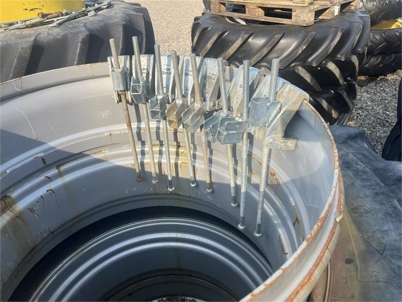 Michelin 20.8R38 Sølv med ring og 8 MD+ låse - Gumiabroncs - Mezőgazdasági gépek: 2 kép. Michelin 20.8R38 Sølv med ring og 8 MD+ låse - Gumiabroncs - Mezőgazdasági gépek: 2 kép.