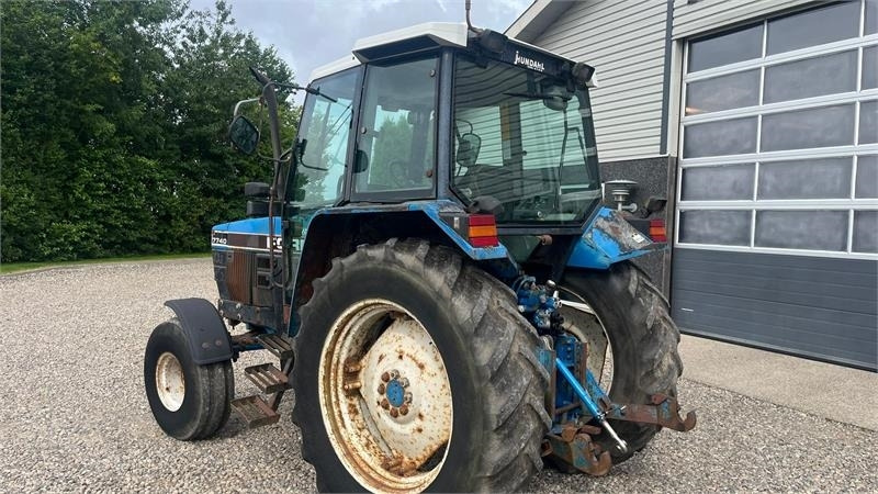 New Holland 7740 SLE Turbo Handy 2wd traktor - Traktor: 3 kép. New Holland 7740 SLE Turbo Handy 2wd traktor - Traktor: 3 kép.