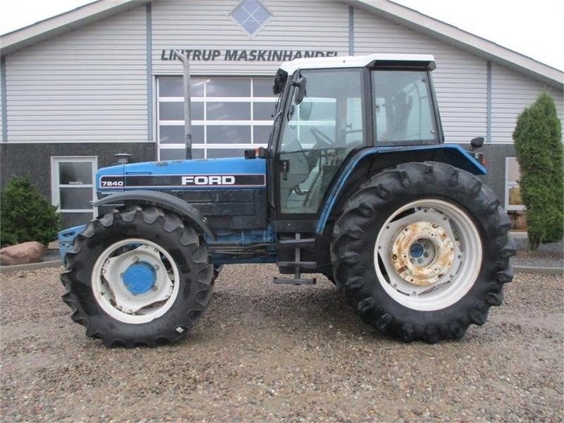 New Holland 7840 SLE, med rigtig god dæk montering og knap på  - Traktor: 1 kép. New Holland 7840 SLE, med rigtig god dæk montering og knap på  - Traktor: 1 kép.