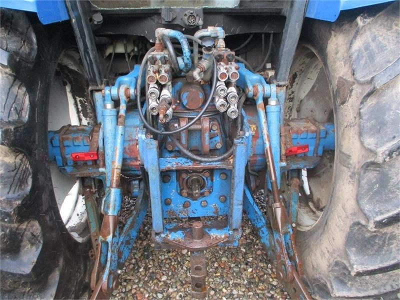 New Holland 8240 SLE Med frontlift og frontPTO - Traktor: 5 kép. New Holland 8240 SLE Med frontlift og frontPTO - Traktor: 5 kép.