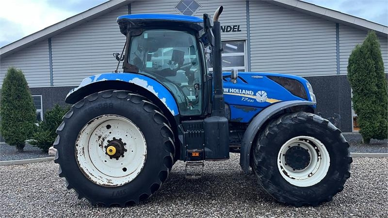New Holland T7.230 Autocommand med frontlift og nye bagdæk er - Traktor: 2 kép. New Holland T7.230 Autocommand med frontlift og nye bagdæk er - Traktor: 2 kép.