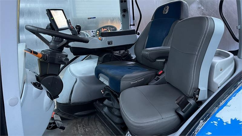 New Holland T7.230 Autocommand med frontlift og nye bagdæk er - Traktor: 5 kép. New Holland T7.230 Autocommand med frontlift og nye bagdæk er - Traktor: 5 kép.