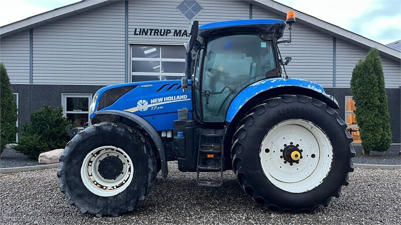 New Holland T7.230 Autocommand med frontlift og nye bagdæk er - Traktor: 1 kép. New Holland T7.230 Autocommand med frontlift og nye bagdæk er - Traktor: 1 kép.