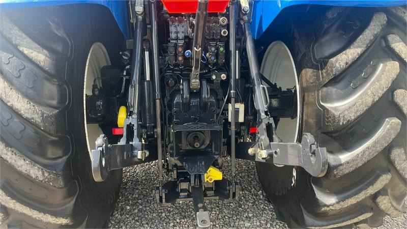 New Holland T7.270 AC med frontlift og frontlæsser - Traktor: 5 kép. New Holland T7.270 AC med frontlift og frontlæsser - Traktor: 5 kép.