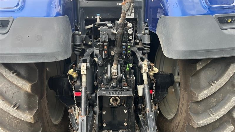 New Holland T7.315 Auto Command BluePower med frontlift - Traktor: 5 kép. New Holland T7.315 Auto Command BluePower med frontlift - Traktor: 5 kép.