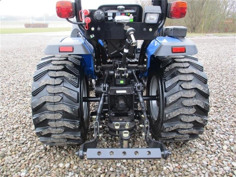 Solis 26 6+2 Gearmaskine med servostyring og industrihju - Kommunális traktor: 4 kép. Solis 26 6+2 Gearmaskine med servostyring og industrihju - Kommunális traktor: 4 kép.