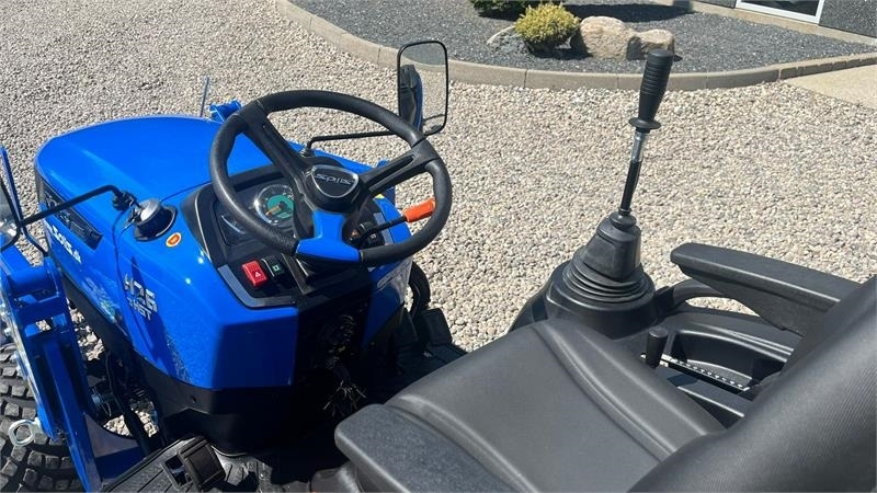 Solis H26 HST Med Frontlæsser og GardenPro dæk - Kommunális traktor: 5 kép. Solis H26 HST Med Frontlæsser og GardenPro dæk - Kommunális traktor: 5 kép.