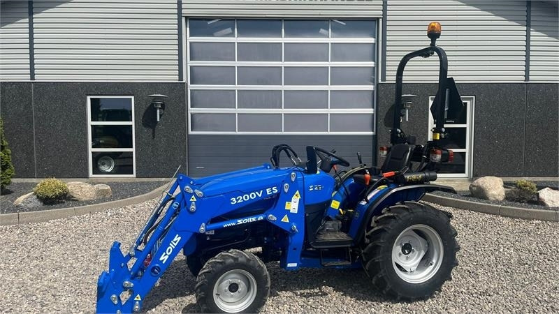 Solis S26 6+2 gearmaskine med Fuldhydraulisk frontlæsser - Kommunális traktor: 1 kép. Solis S26 6+2 gearmaskine med Fuldhydraulisk frontlæsser - Kommunális traktor: 1 kép.