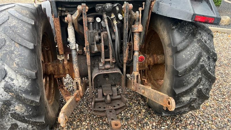 Valmet 455 Med en slags frontlift - Traktor: 4 kép. Valmet 455 Med en slags frontlift - Traktor: 4 kép.