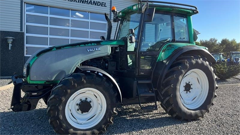 Valtra T130 med 3.5ton frontlift - Traktor: 2 kép. Valtra T130 med 3.5ton frontlift - Traktor: 2 kép.