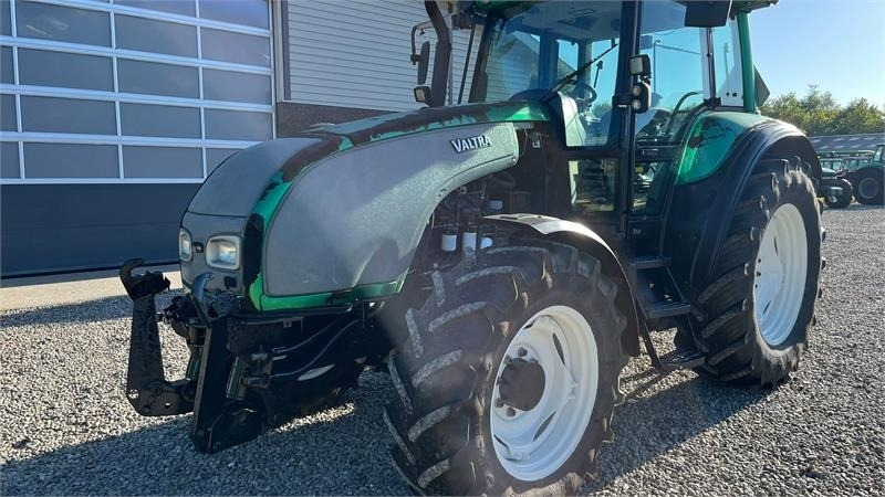 Valtra T130 med 3.5ton frontlift - Traktor: 3 kép. Valtra T130 med 3.5ton frontlift - Traktor: 3 kép.