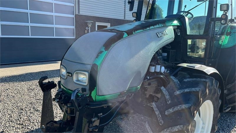 Valtra T130 med 3.5ton frontlift - Traktor: 4 kép. Valtra T130 med 3.5ton frontlift - Traktor: 4 kép.