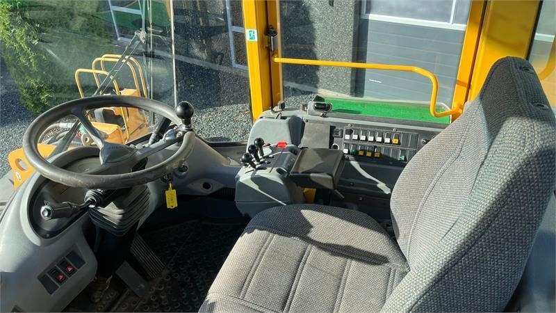 Volvo L70E Med hurtigskift og centralsmørring - Gumikerekes homlokrakodó: 4 kép. Volvo L70E Med hurtigskift og centralsmørring - Gumikerekes homlokrakodó: 4 kép.