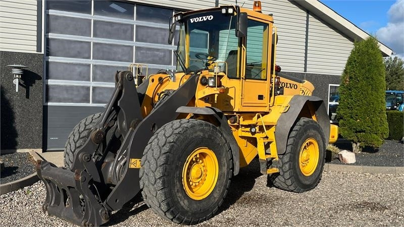 Volvo L70E Med hurtigskift og centralsmørring - Gumikerekes homlokrakodó: 2 kép. Volvo L70E Med hurtigskift og centralsmørring - Gumikerekes homlokrakodó: 2 kép.