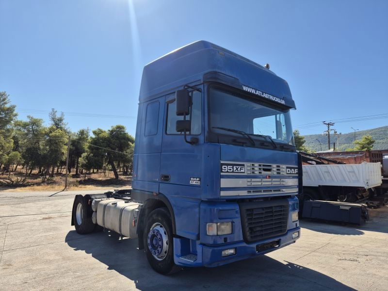 DAF XF 480 DAF XF.480 4X2 Super Space Intarder - Nyergesvontató: 1 kép. DAF XF 480 DAF XF.480 4X2 Super Space Intarder - Nyergesvontató: 1 kép.