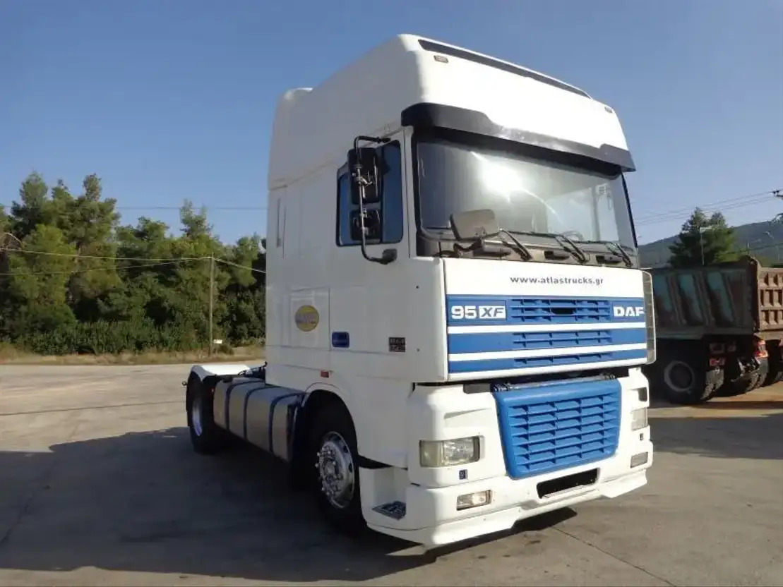 DAF XF 480 DAF XF.480 4X2 Super Space Intarder - Nyergesvontató: 2 kép. DAF XF 480 DAF XF.480 4X2 Super Space Intarder - Nyergesvontató: 2 kép.