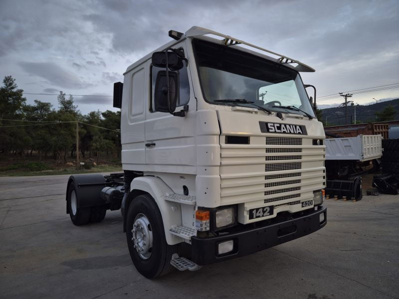 Scania R142-V8 Scania 142M.420 4X2 Topline - Nyergesvontató: 1 kép. Scania R142-V8 Scania 142M.420 4X2 Topline - Nyergesvontató: 1 kép.