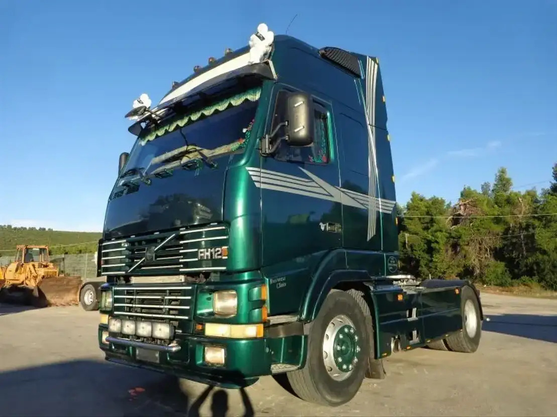 Volvo FH 12.420 Volvo FH12.420 4X2 - Nyergesvontató: 1 kép. Volvo FH 12.420 Volvo FH12.420 4X2 - Nyergesvontató: 1 kép.
