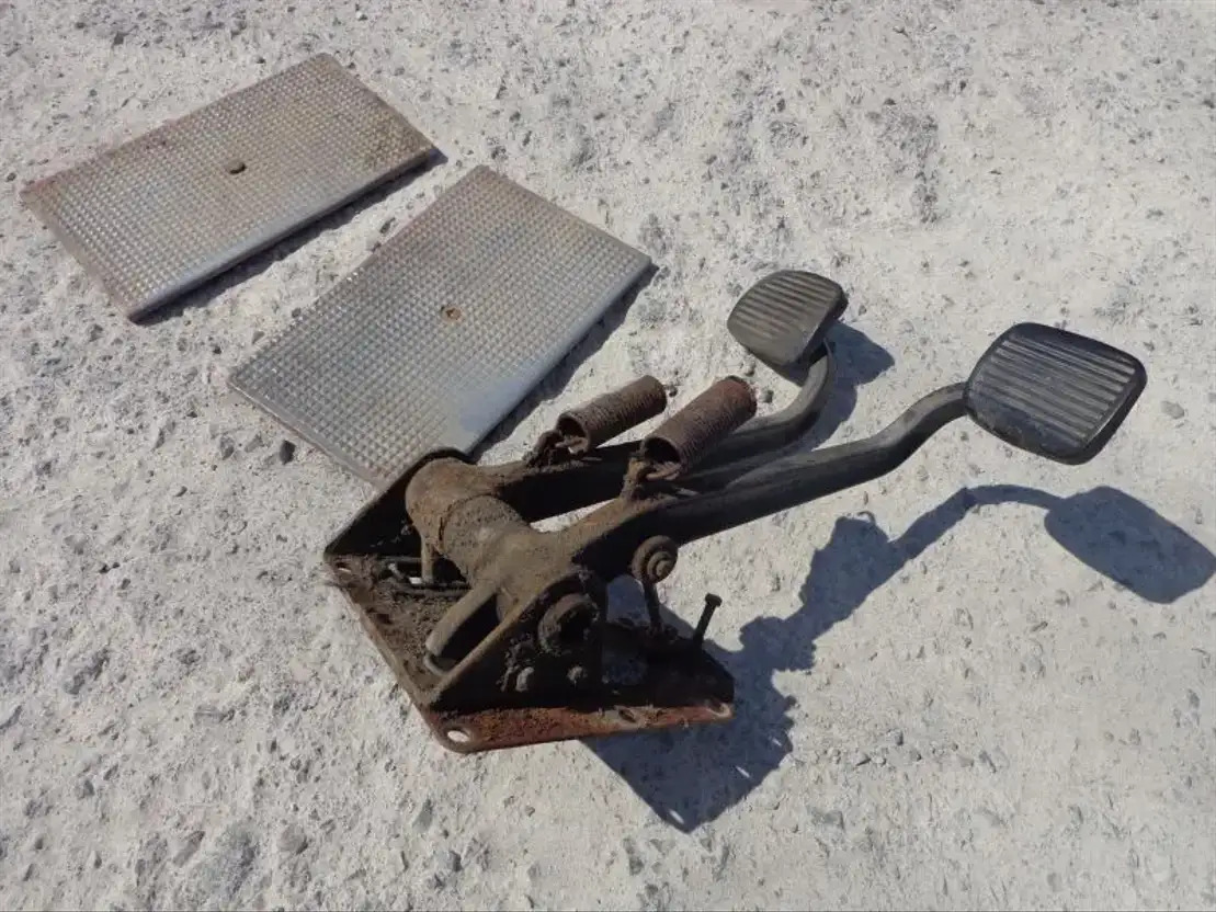 Scania Brake AND Clutch Pedal From Scania LB 0 AND LB1 Serie - Pedál - Teherautó: 4 kép. Scania Brake AND Clutch Pedal From Scania LB 0 AND LB1 Serie - Pedál - Teherautó: 4 kép.