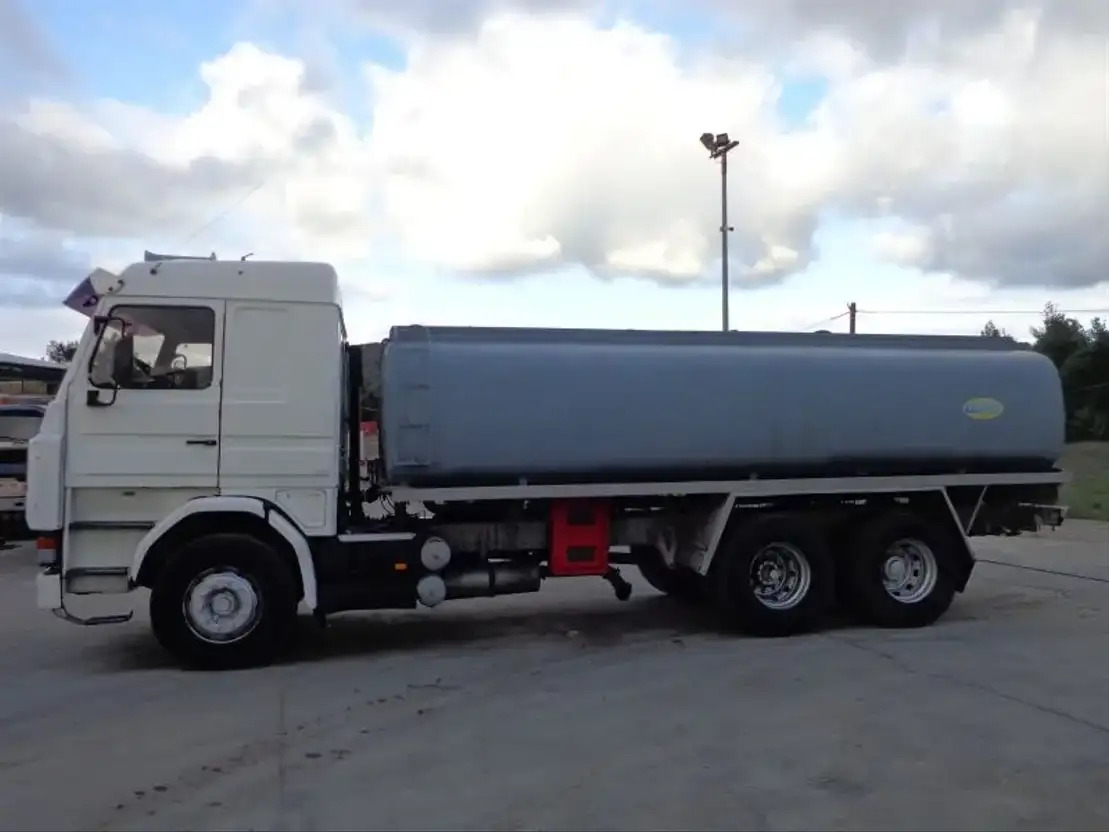 Scania R143-470 V8 Scania R143HL .470 6X2 Diesel/OIL Tank - Tartályos teherautó: 3 kép. Scania R143-470 V8 Scania R143HL .470 6X2 Diesel/OIL Tank - Tartályos teherautó: 3 kép.