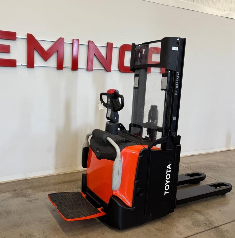 Toyota 10918 SPE120L - Emelőtargoncá: 5 kép. Toyota 10918 SPE120L - Emelőtargoncá: 5 kép.