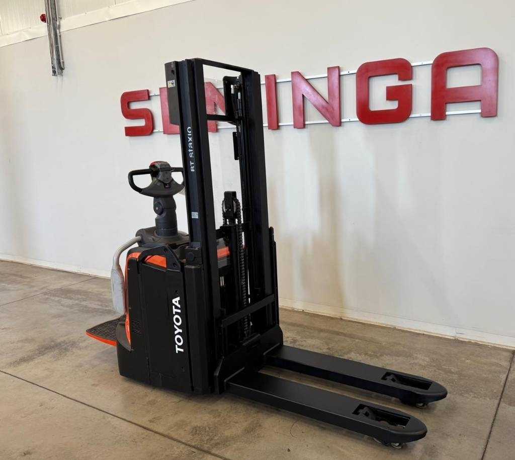 Toyota 10918 SPE120L - Emelőtargoncá: 3 kép. Toyota 10918 SPE120L - Emelőtargoncá: 3 kép.