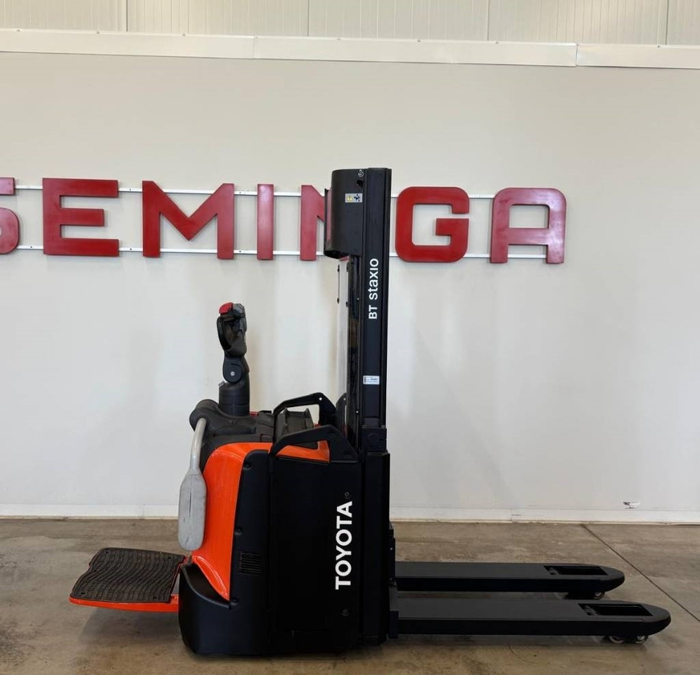 Toyota 10918 SPE120L - Emelőtargoncá: 2 kép. Toyota 10918 SPE120L - Emelőtargoncá: 2 kép.